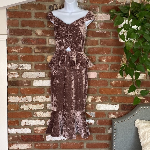 L’ Atiste Lavender Crushed Velvet Off the Shoulder Midi Dress size small summer - Picture 2 of 14